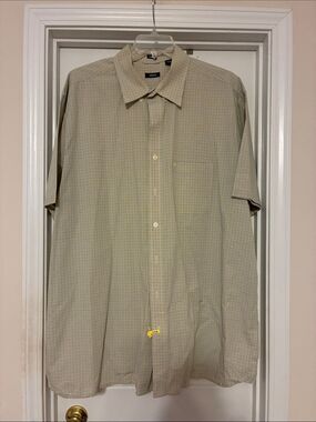 Izod Men's 2XLT Short Sleeve Button-Down Shirt in Pale Yellow Plaid